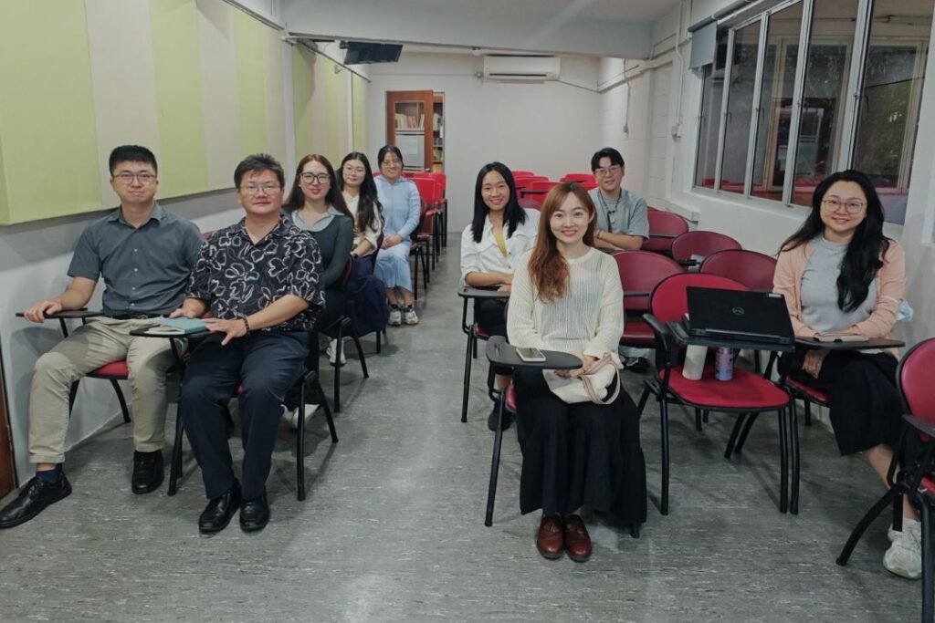 图为10日开题预答辩现场，马大中文系高级讲师与汇报人合影留念